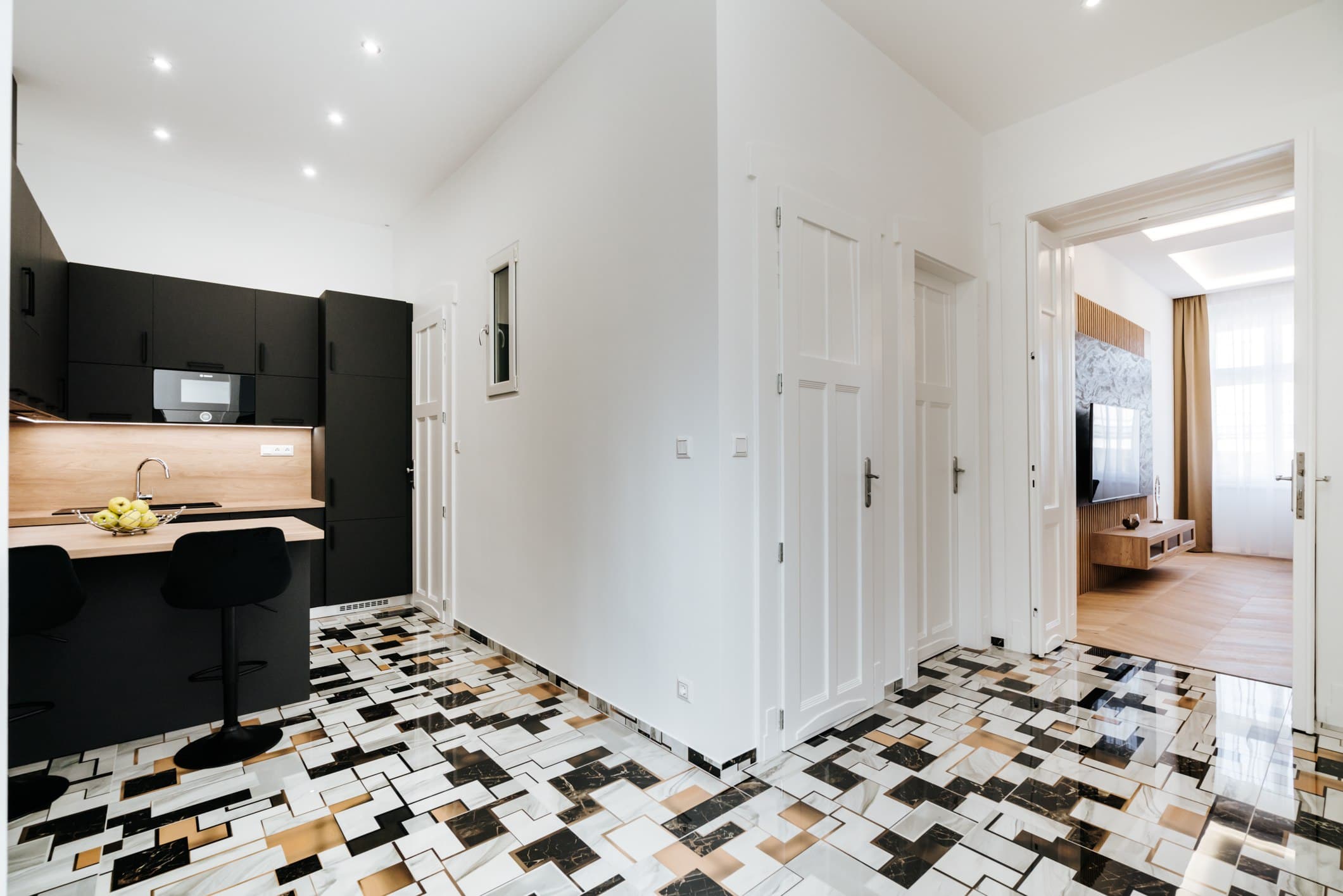 6th District – Renovated 1-Bedroom Gallery Flat