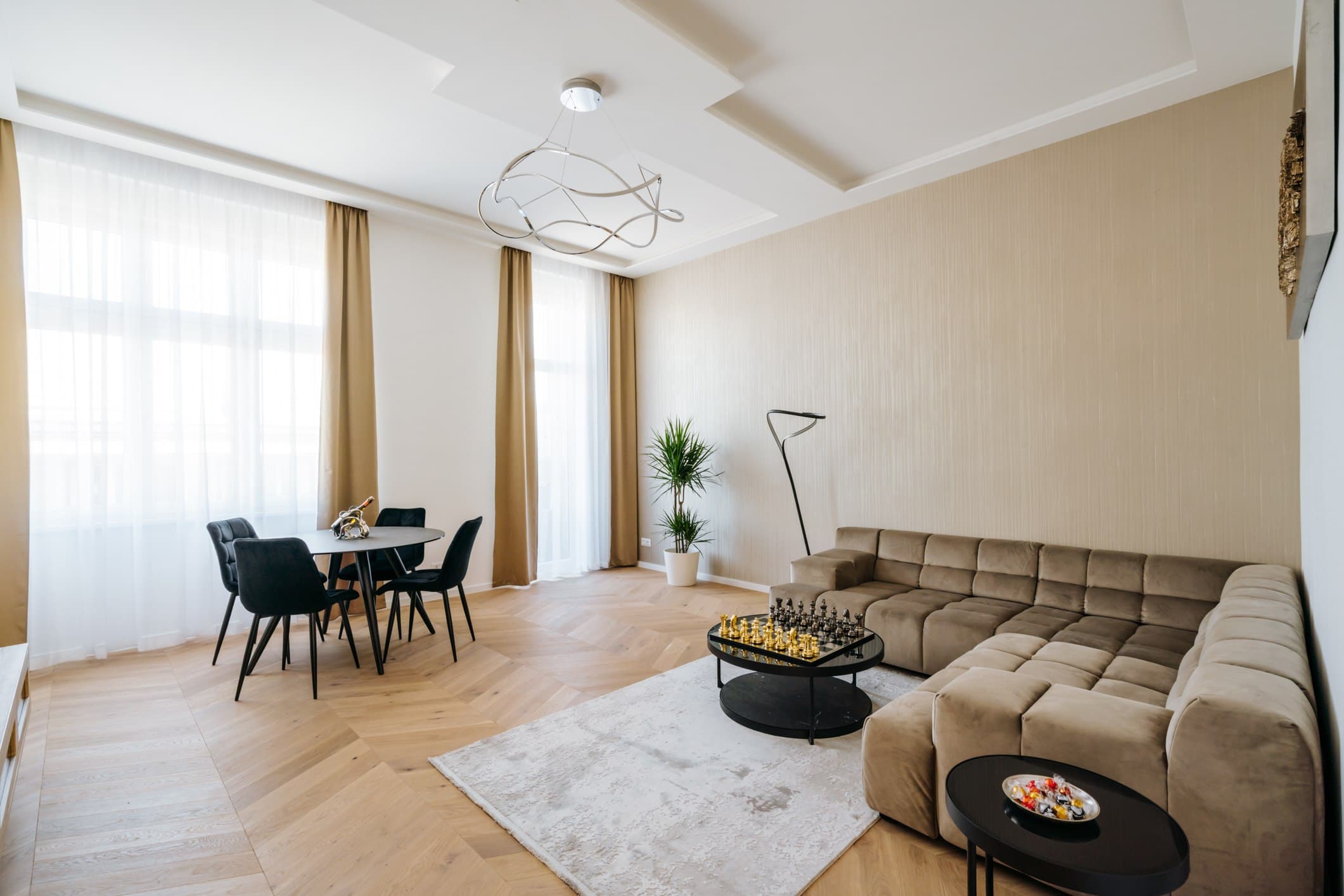 6th District – Renovated 1-Bedroom Gallery Flat