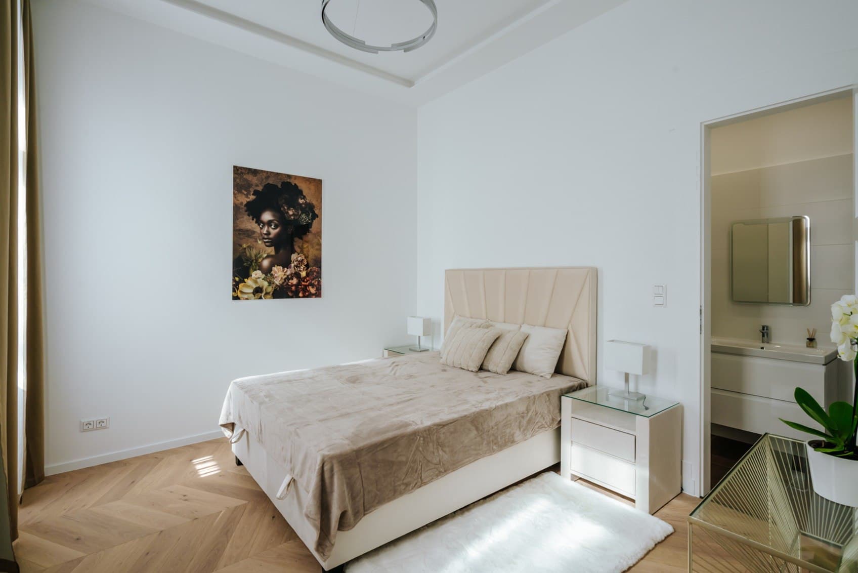 6th District – Renovated 1-Bedroom Gallery Flat