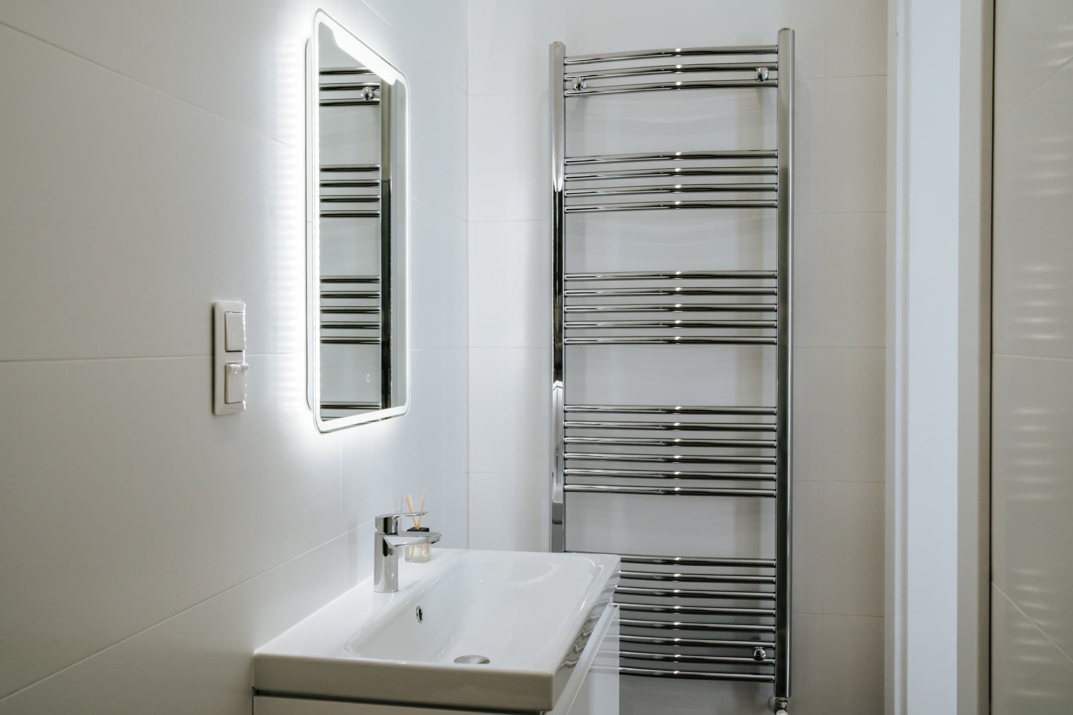 6th District – Renovated 1-Bedroom Gallery Flat