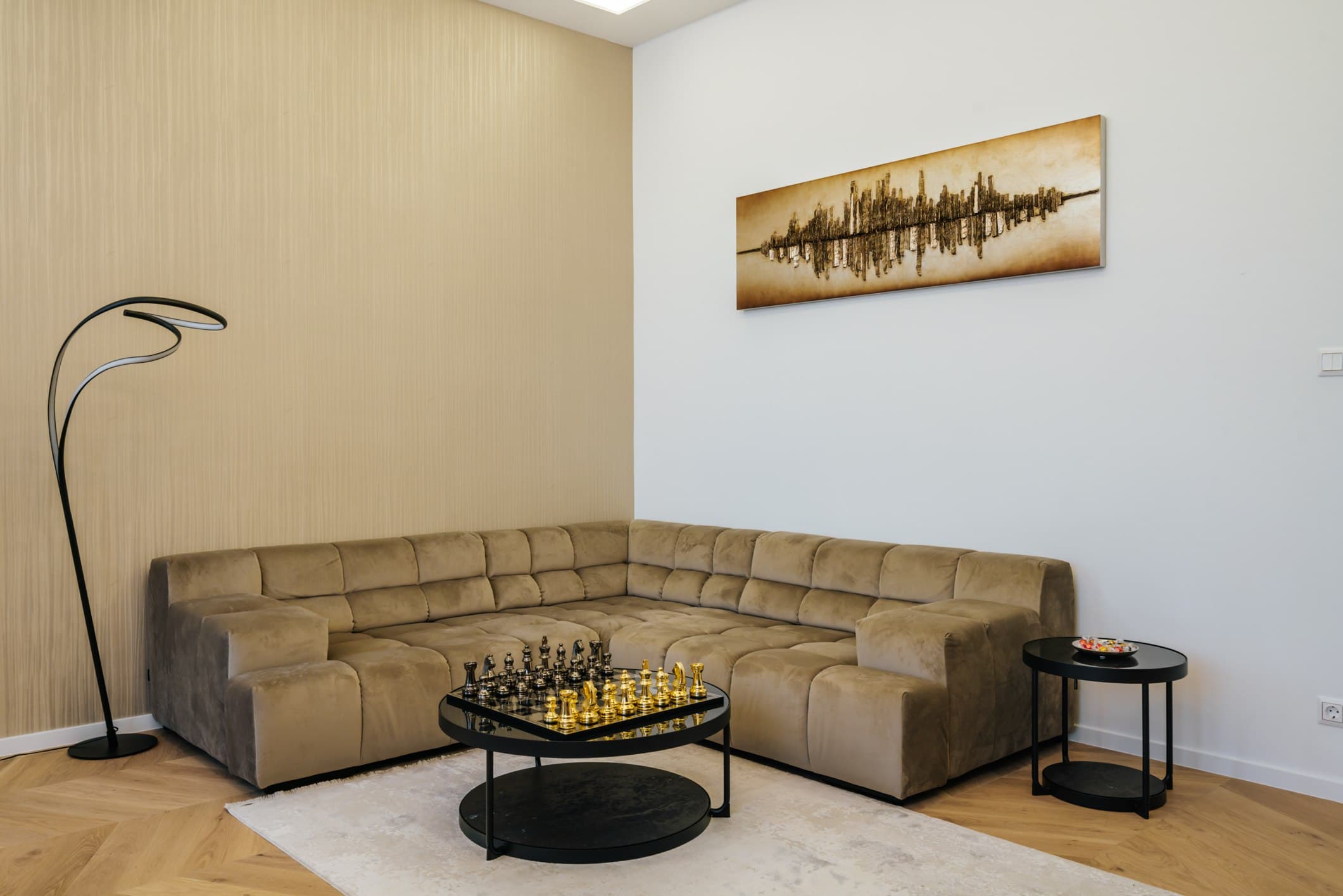 6th District – Renovated 1-Bedroom Gallery Flat