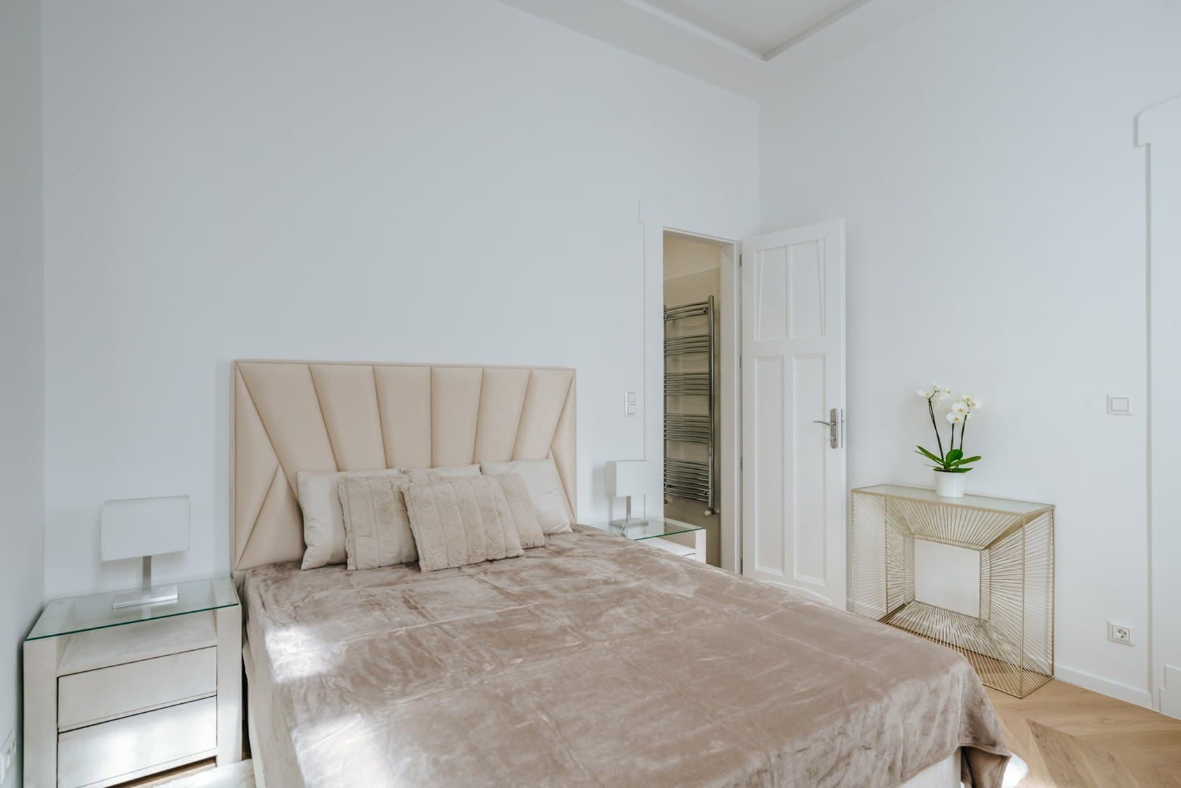 6th District – Renovated 1-Bedroom Gallery Flat
