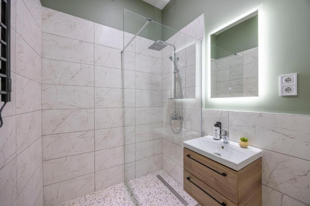 Street view — Apartment for Rent in Budapest – 6th District