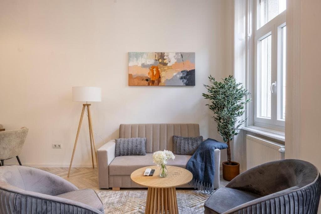 Street view — Apartment for Rent in Budapest – 6th District