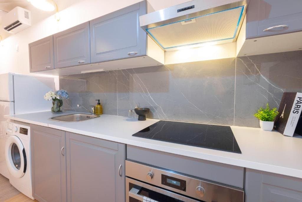 Balcony or window view — Apartment for Rent in Budapest – 6th District