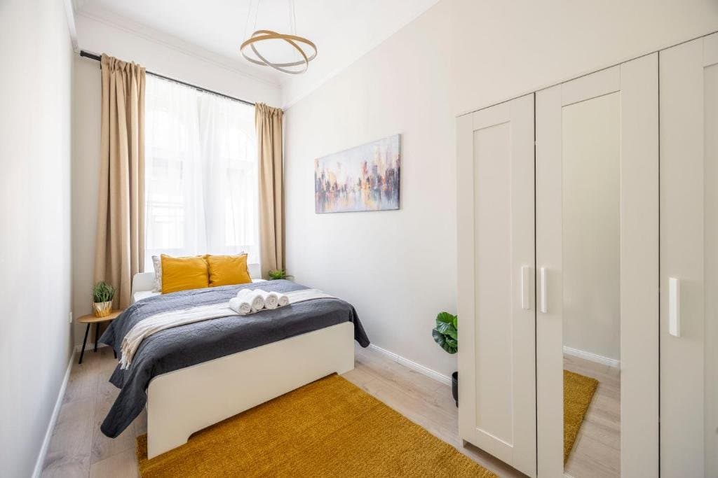 Street view — Apartment for Rent in Budapest – 6th District
