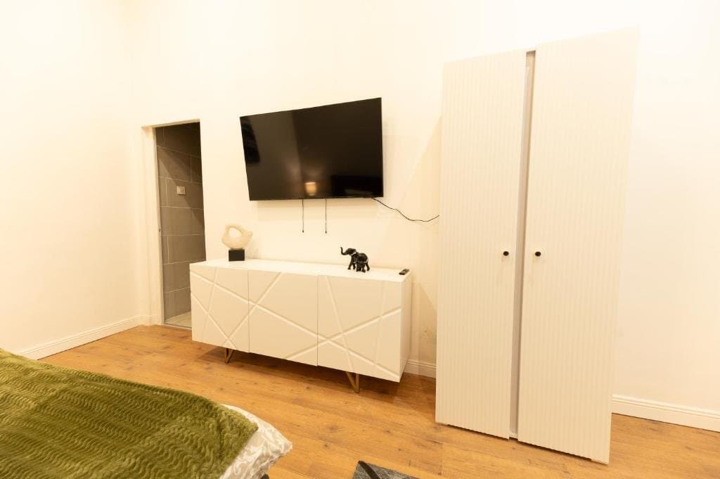Street view — Apartment for Rent in Budapest – 6th District