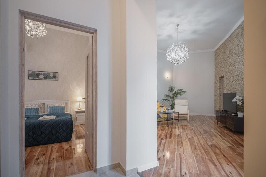 Street view — Apartment for Rent in Budapest – 6th District