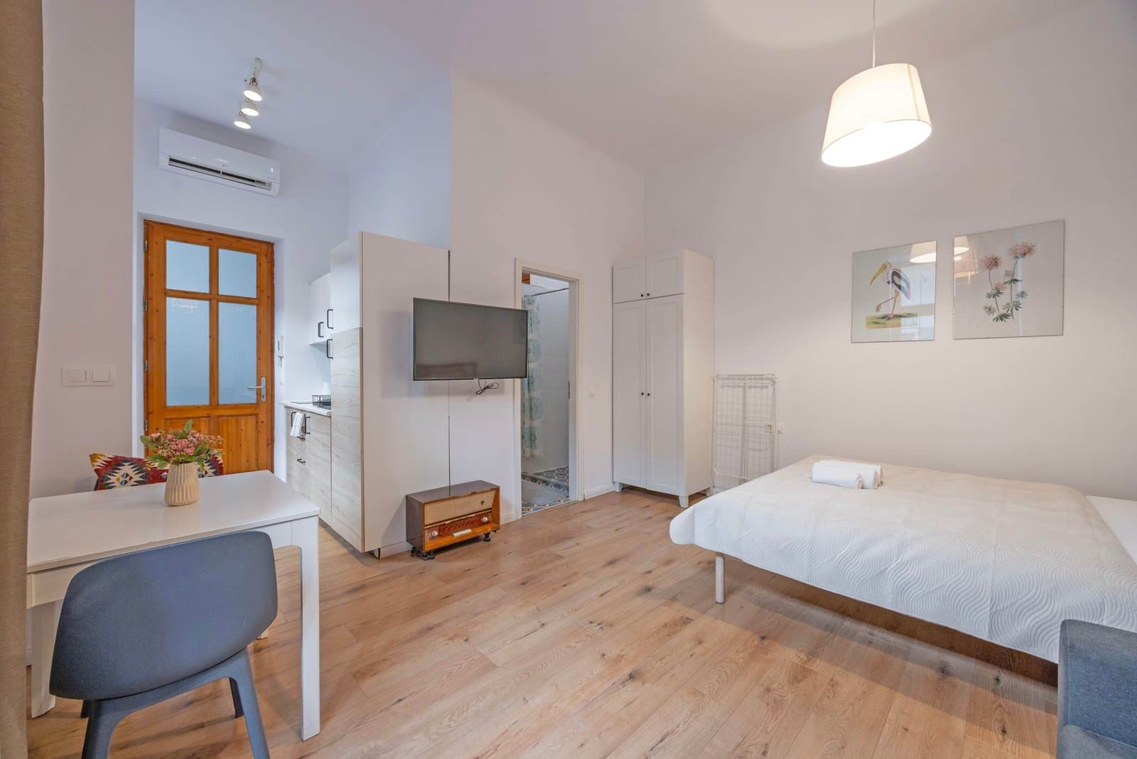 Dining area — Studio Apartment for Rent in Budapest – 6th District