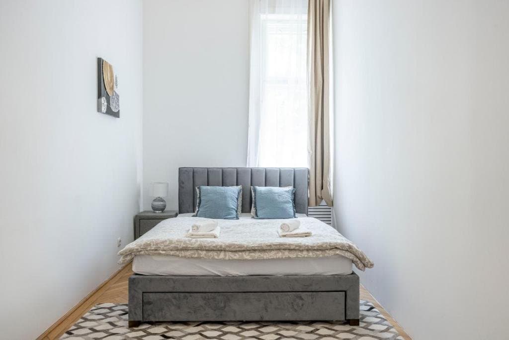 Street view — Apartment for Rent in Budapest – 6th District