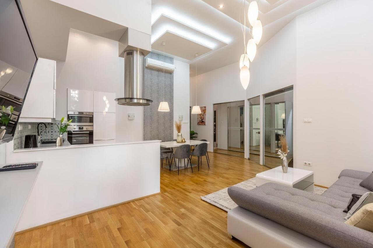 Street view — Apartment for Rent in Budapest – 6th District