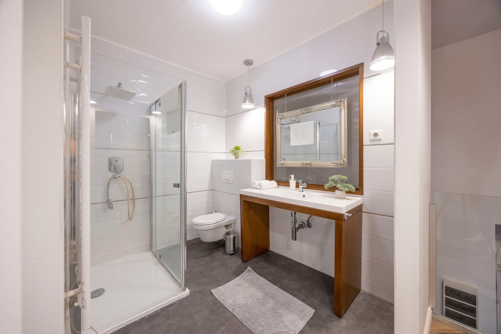 Gallery-level bedroom