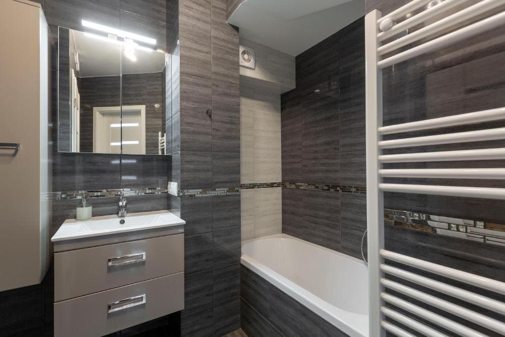 Bathroom — Luxurious 2-Bedroom Apartment for Rent – Budapest 5th District (Károly körút 13–15)