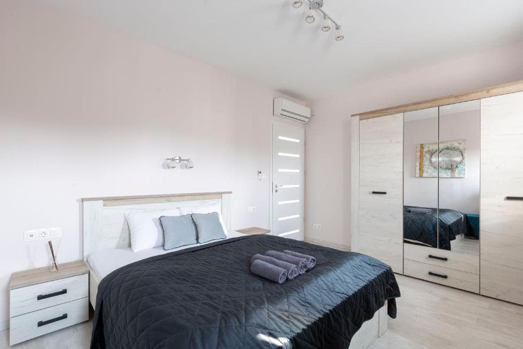 Dining area — Luxurious 2-Bedroom Apartment for Rent – Budapest 5th District (Károly körút 13–15)