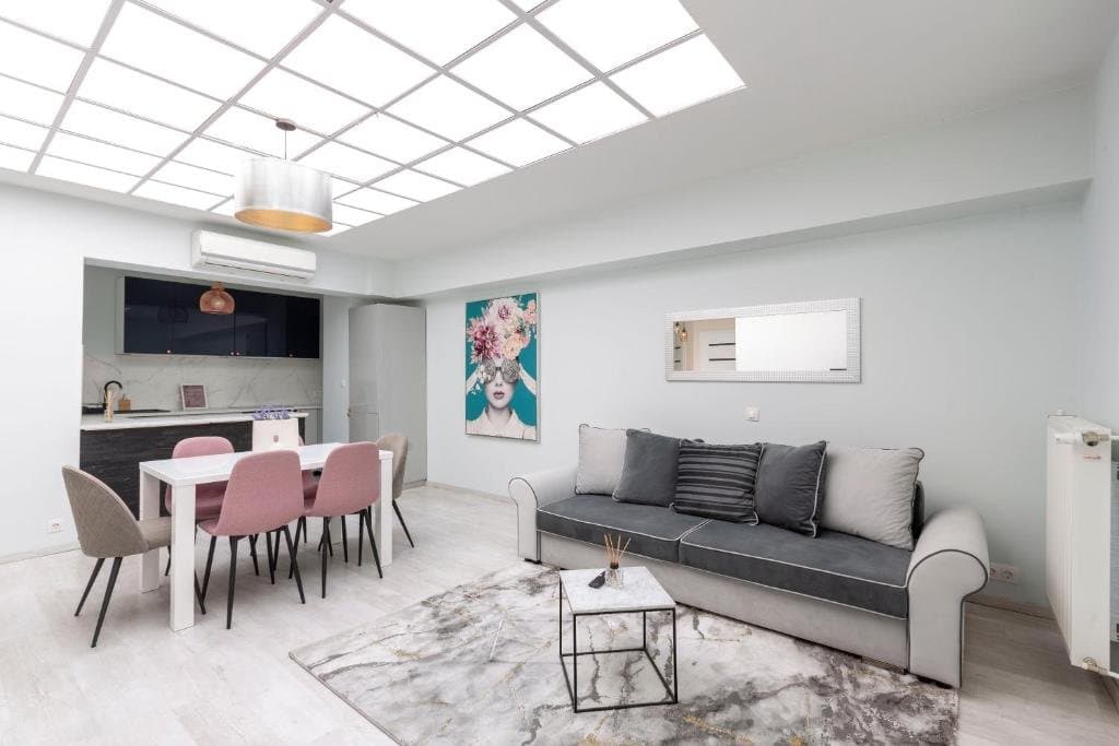 Building exterior — Luxurious 2-Bedroom Apartment for Rent – Budapest 5th District (Károly körút 13–15)
