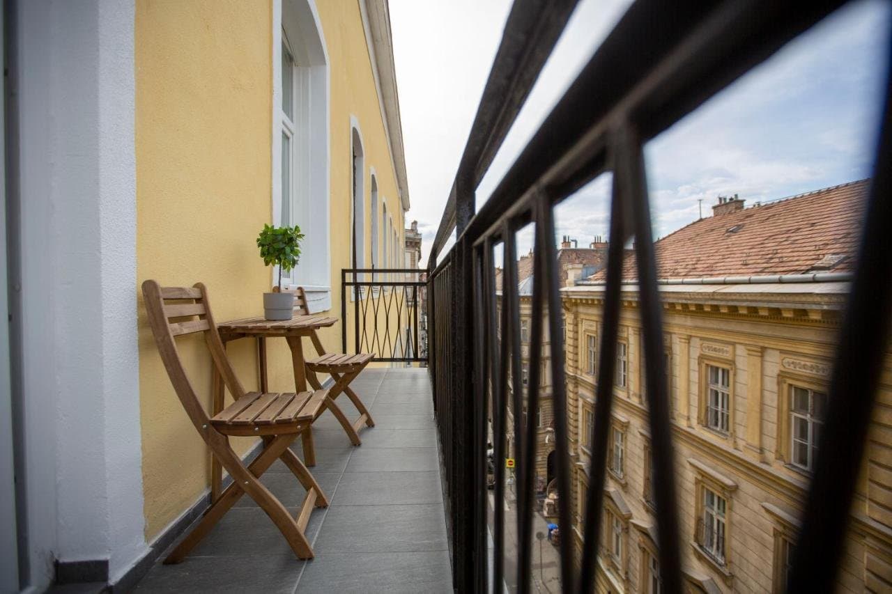Bathroom — Central 3-Bedroom Apartment for Rent –District 7, Budapest