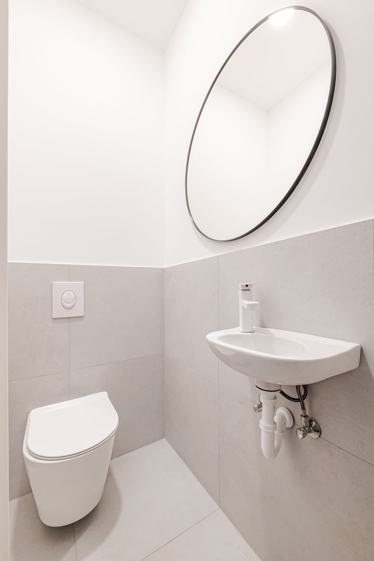 Bathroom with modern cladding