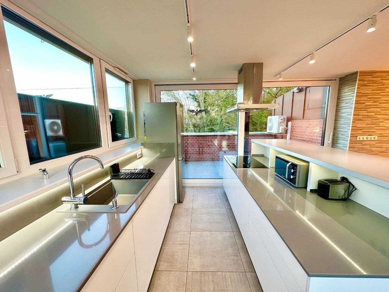 Rooftop kitchen with bar counter