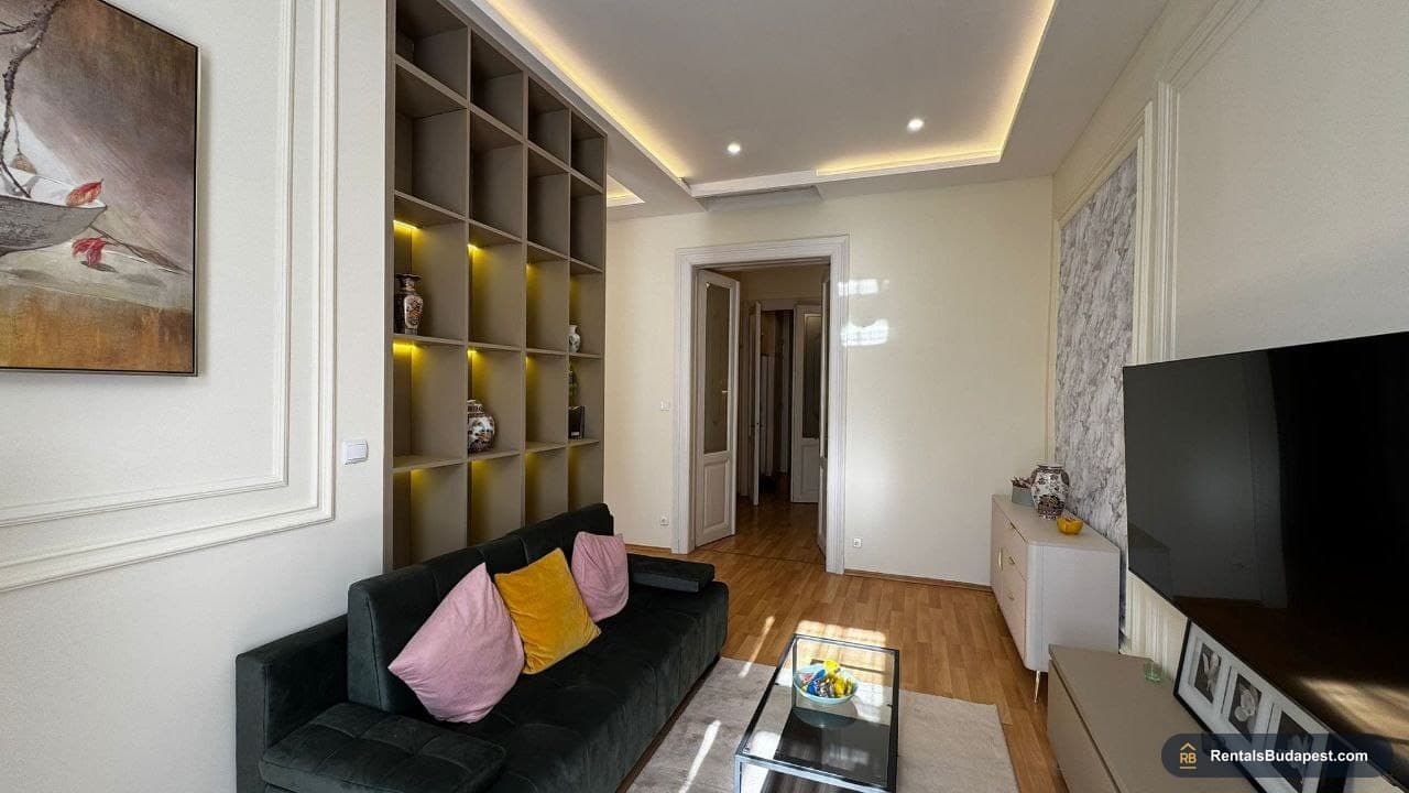 Renovated 3-Bedroom Apartment for Sale – Rákóczi út 32