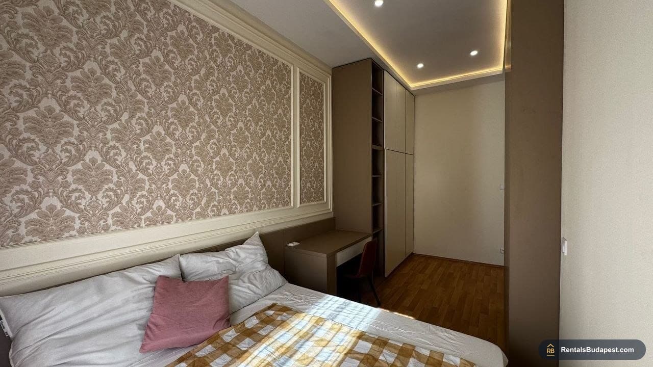Renovated 3-Bedroom Apartment for Sale – Rákóczi út 32