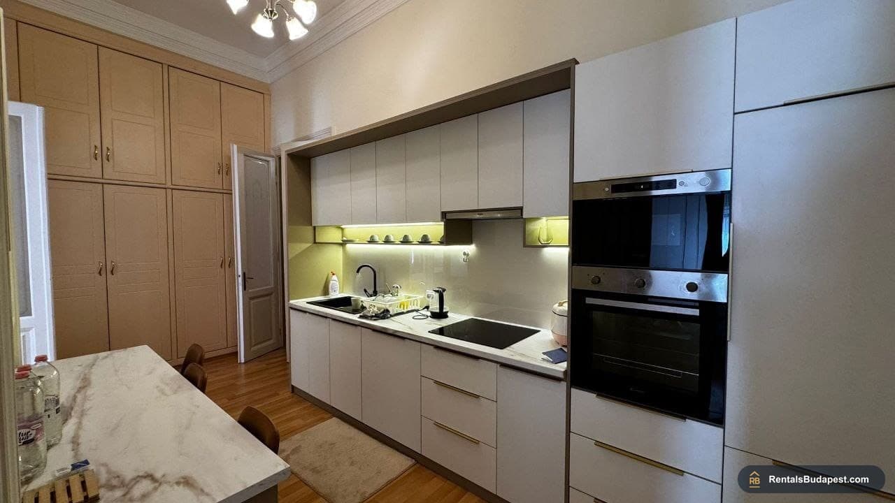 Renovated 3-Bedroom Apartment for Sale – Rákóczi út 32