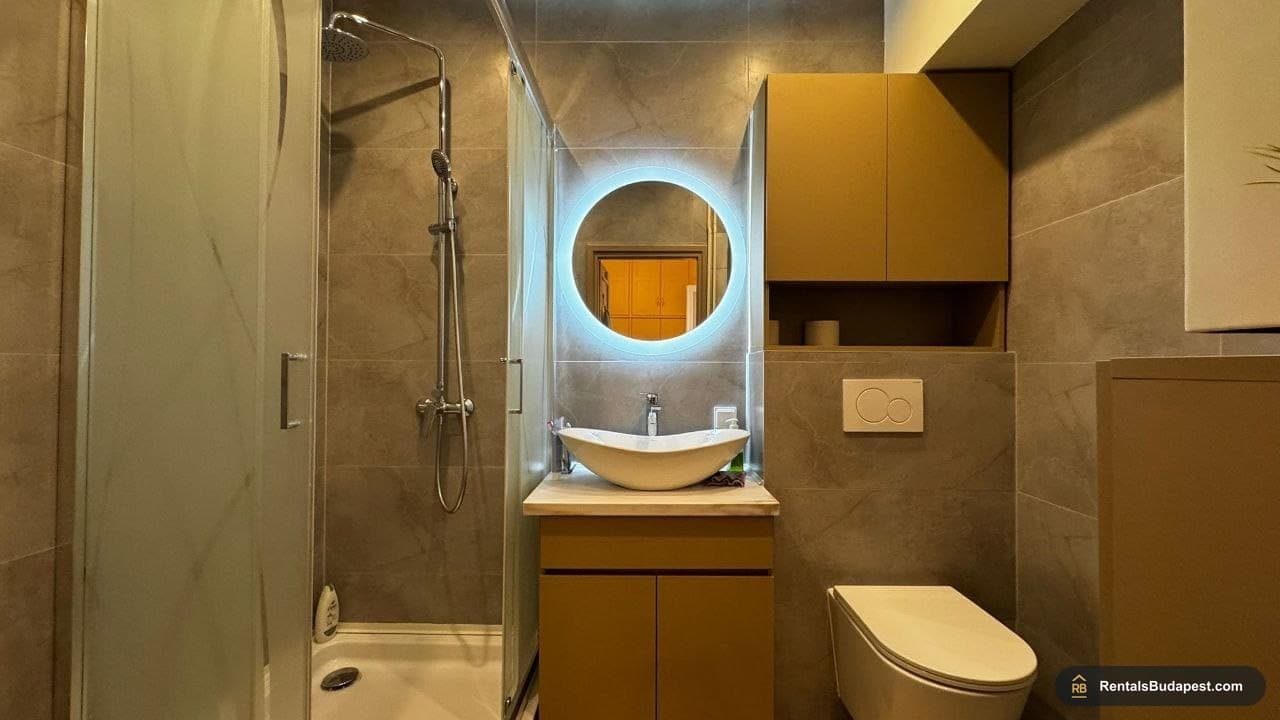 Renovated 3-Bedroom Apartment for Sale – Rákóczi út 32
