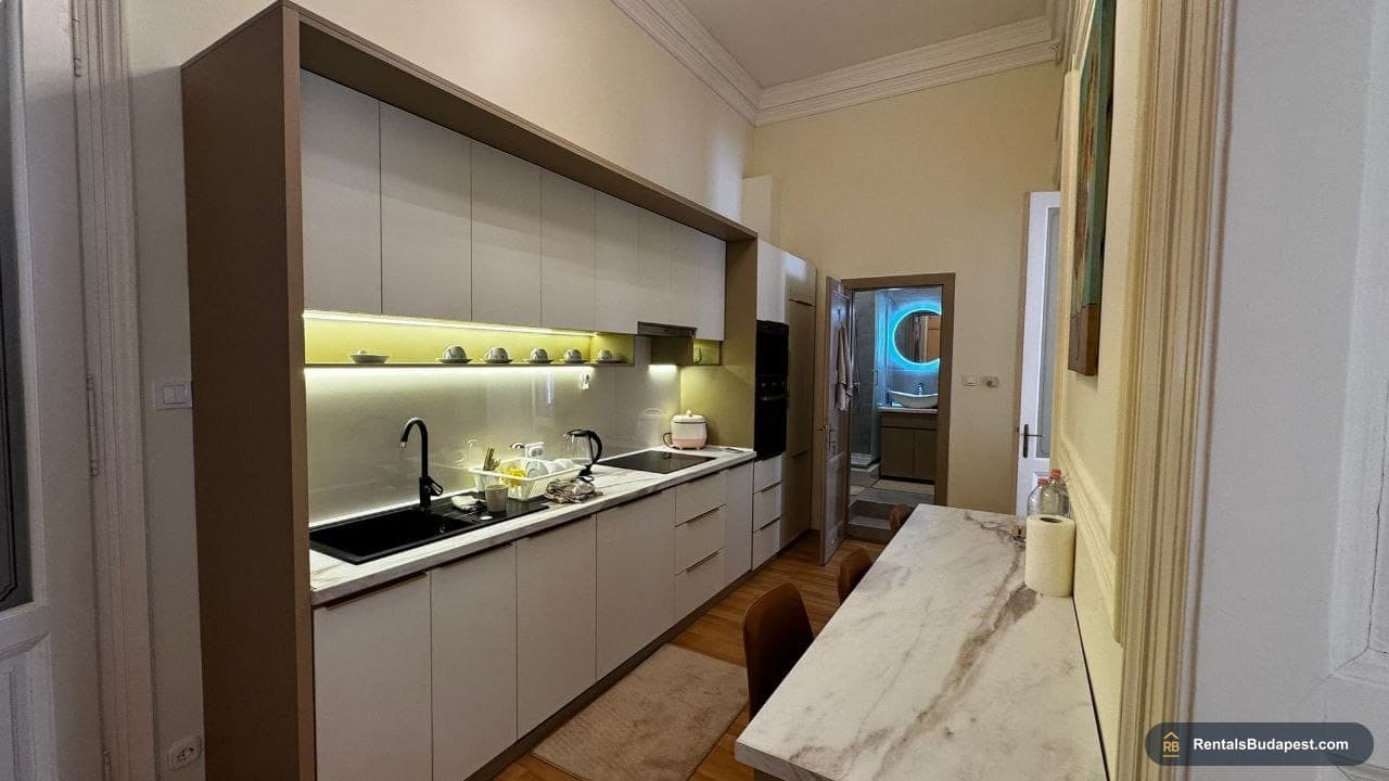 Renovated 3-Bedroom Apartment for Sale – Rákóczi út 32