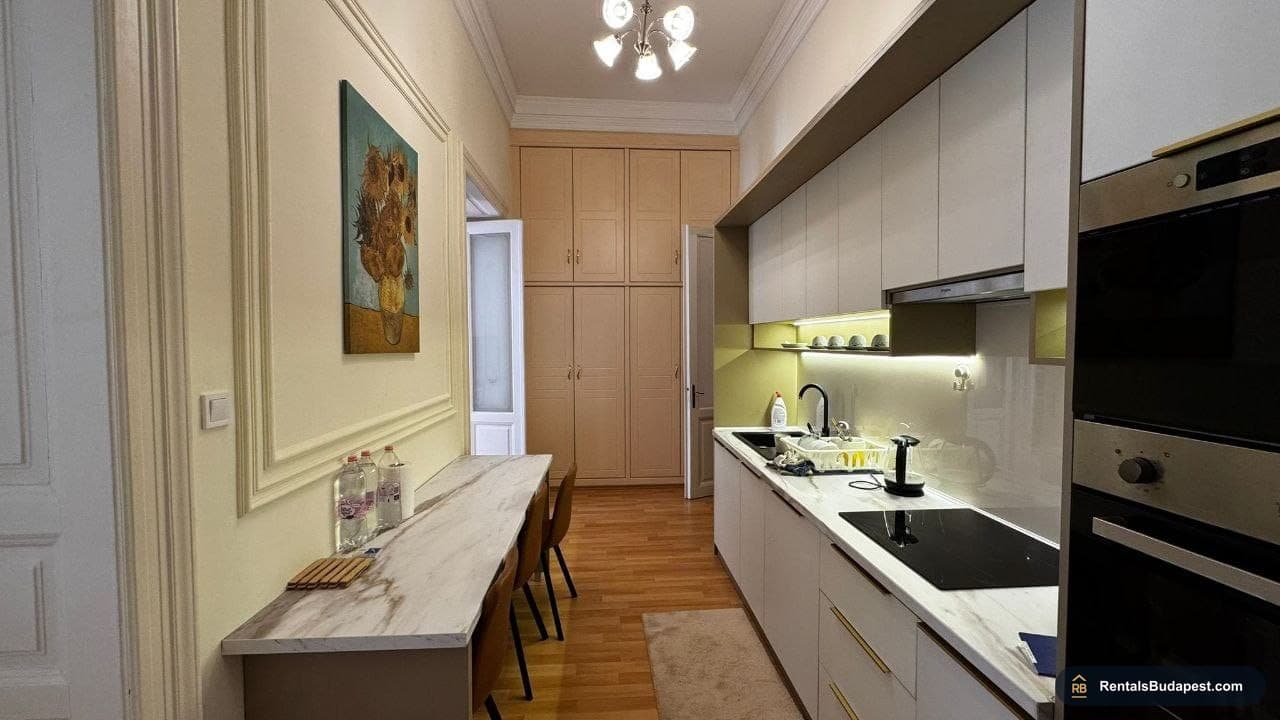 Renovated 3-Bedroom Apartment for Sale – Rákóczi út 32