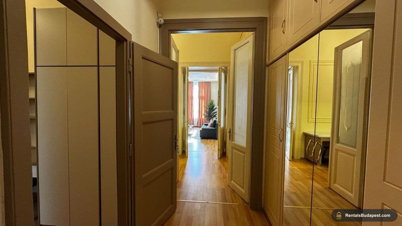 Renovated 3-Bedroom Apartment for Sale – Rákóczi út 32
