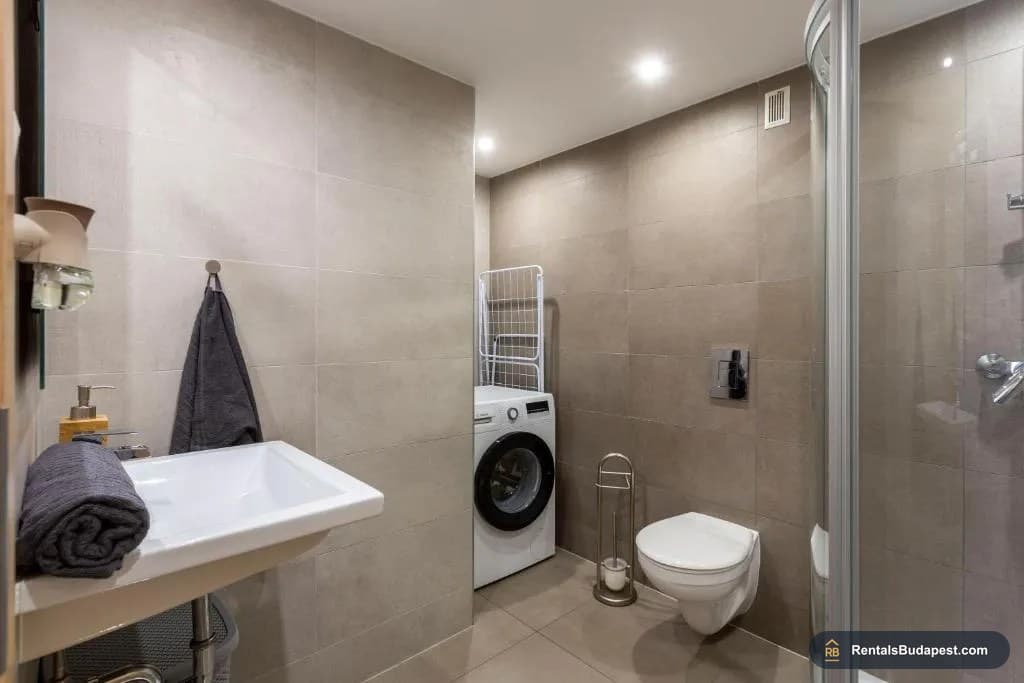 3-Bedroom Apartment for Sale – Bajcsy-Zsilinszky út 63, Budapest VI
