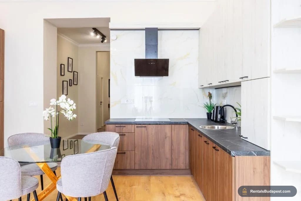 4-Bedroom Apartment for Sale – Izabella utca 77, Budapest VI