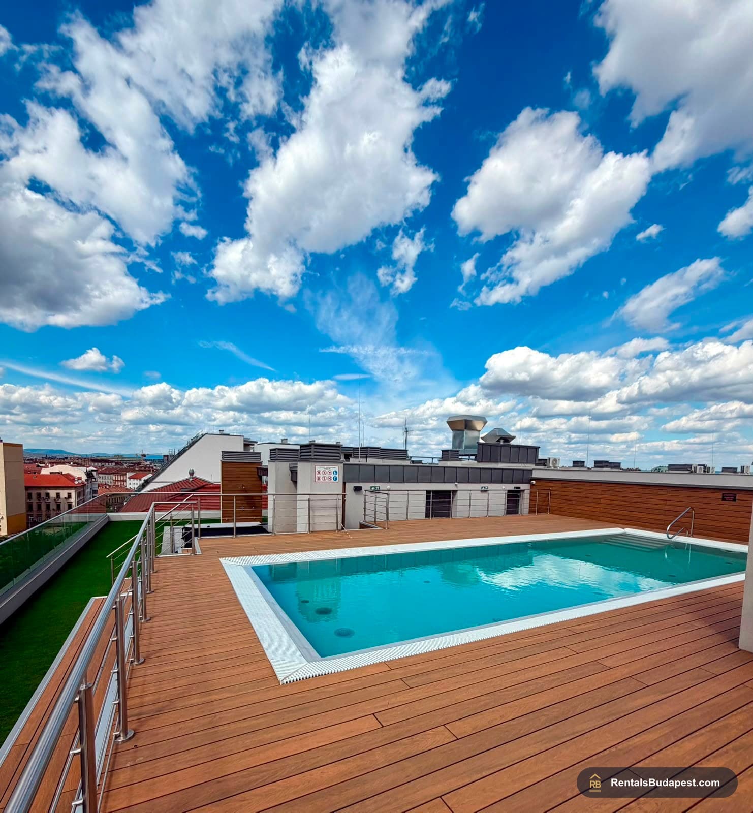 3-Bedroom Apartment with Private Garden & Wellness – Budapest VIII