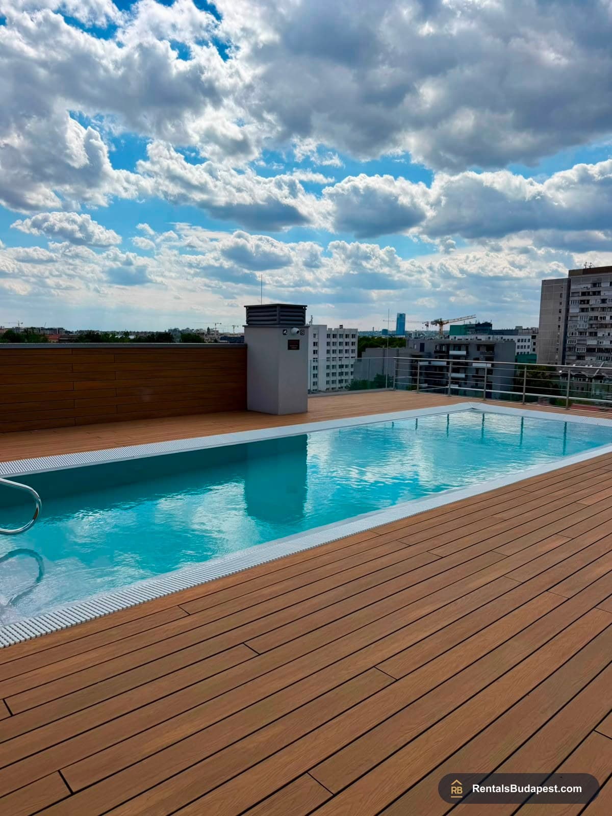3-Bedroom Apartment with Private Garden & Wellness – Budapest VIII