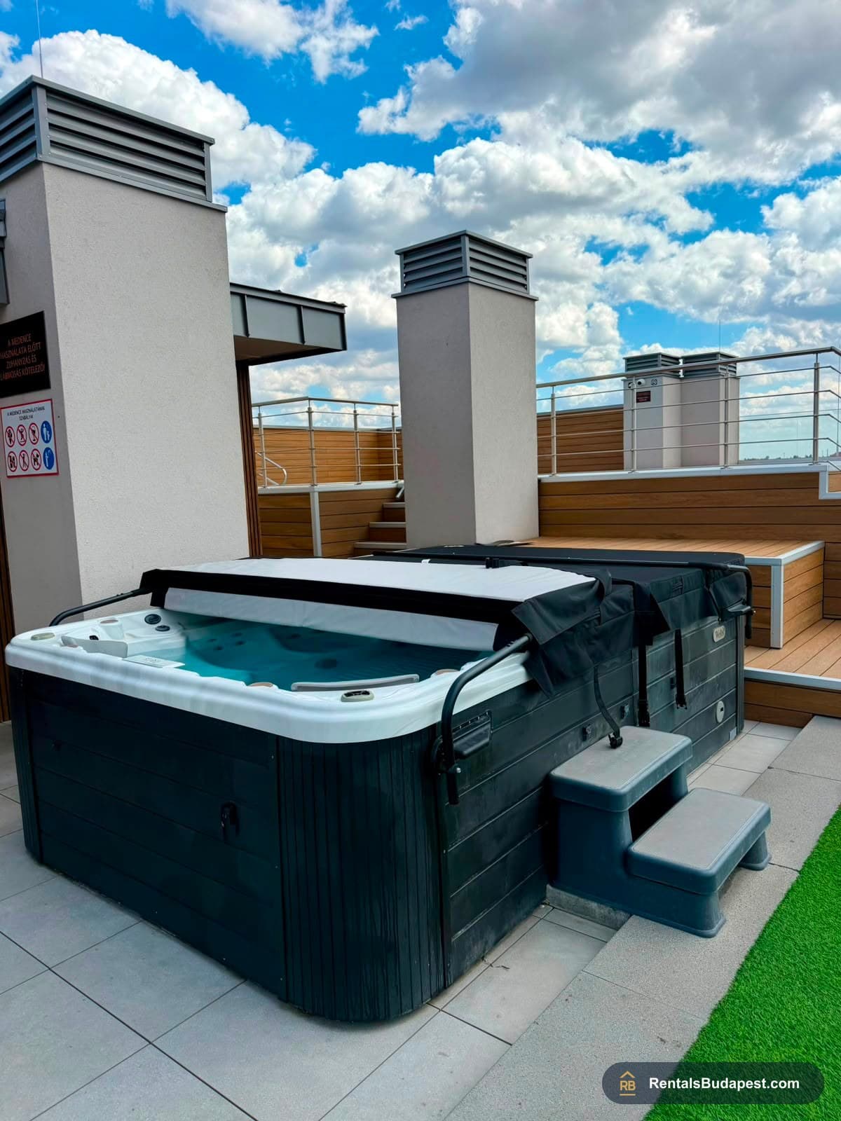3-Bedroom Apartment with Private Garden & Wellness – Budapest VIII