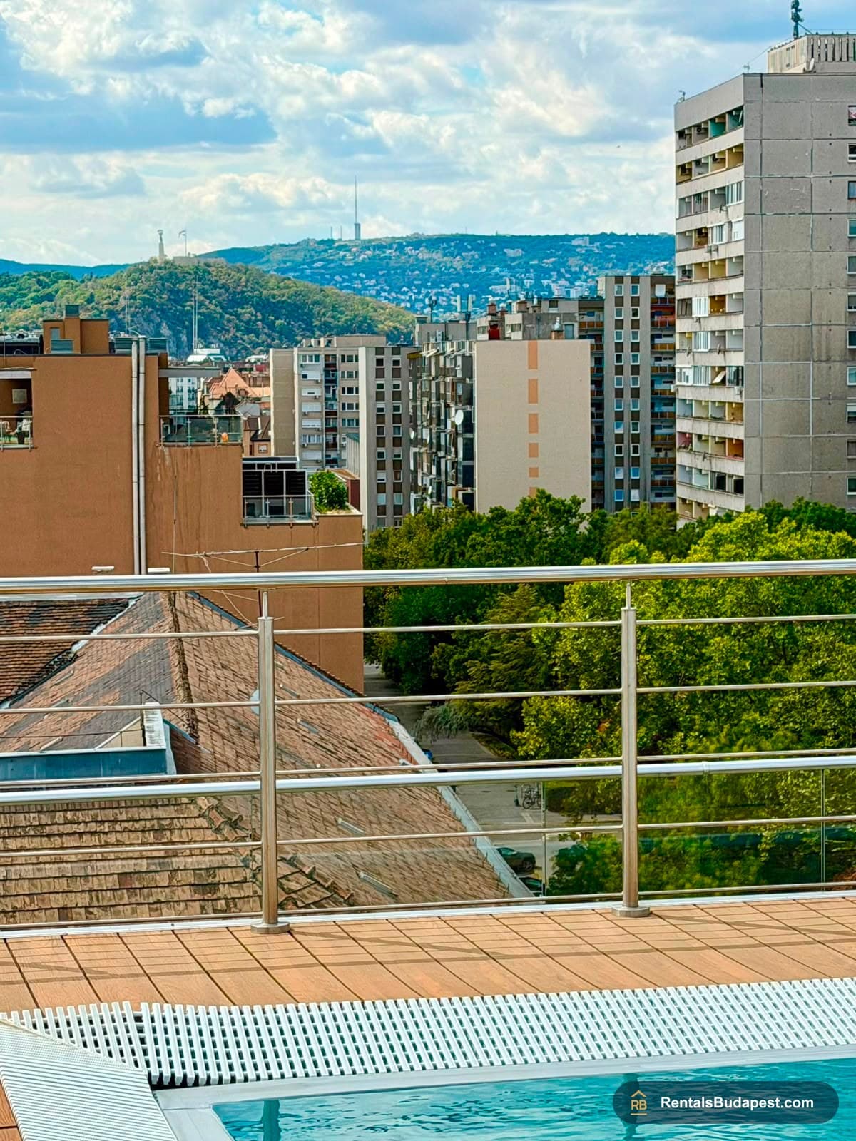 3-Bedroom Apartment with Private Garden & Wellness – Budapest VIII