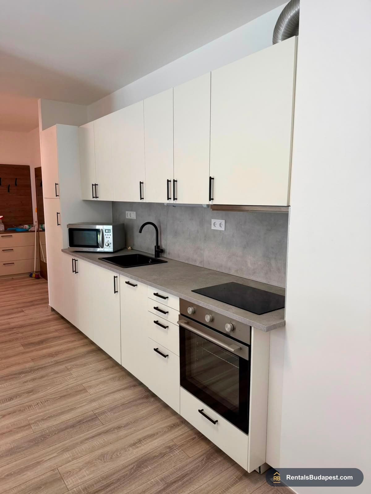 3-Bedroom Apartment with Private Garden & Wellness – Budapest VIII