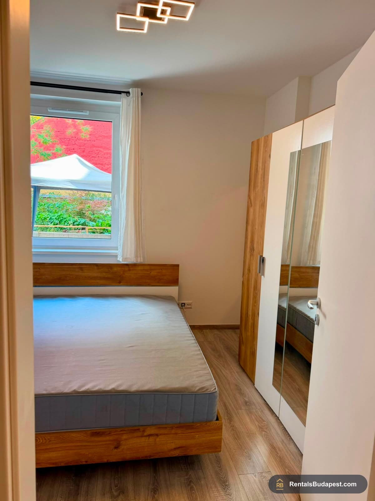 3-Bedroom Apartment with Private Garden & Wellness – Budapest VIII