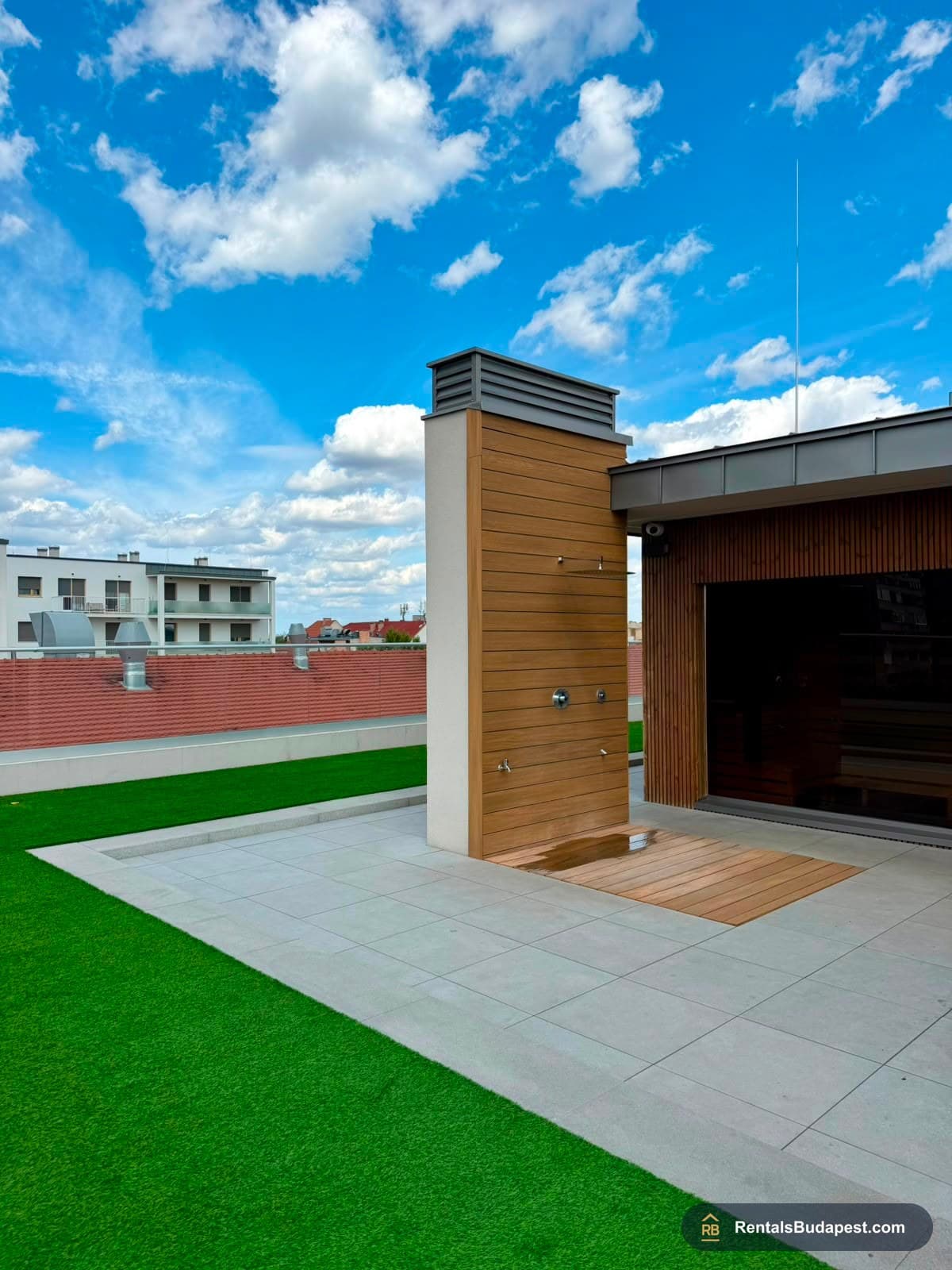 3-Bedroom Apartment with Private Garden & Wellness – Budapest VIII