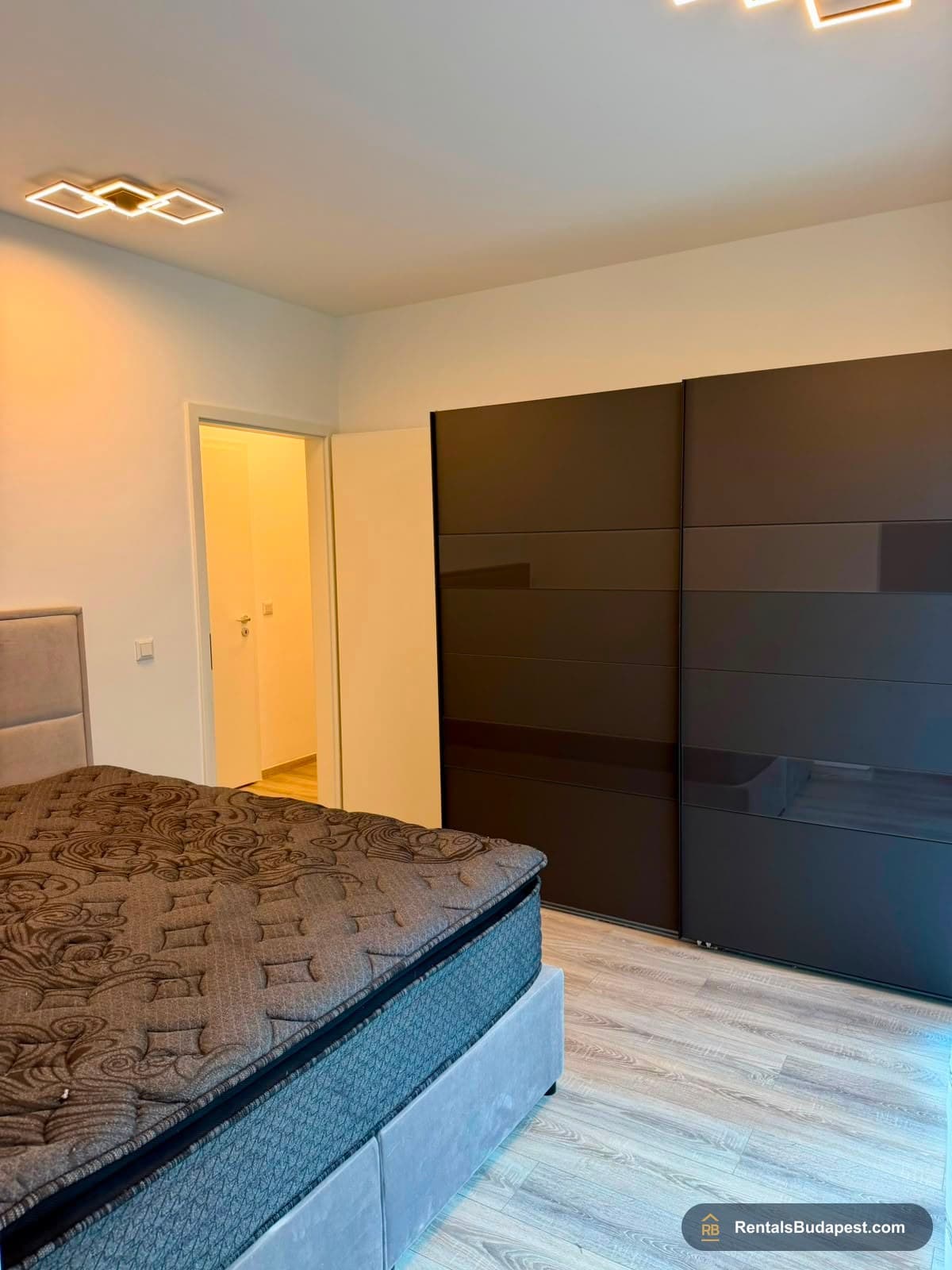 3-Bedroom Apartment with Private Garden & Wellness – Budapest VIII