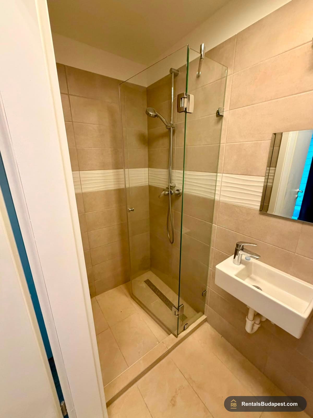 3-Bedroom Apartment with Private Garden & Wellness – Budapest VIII