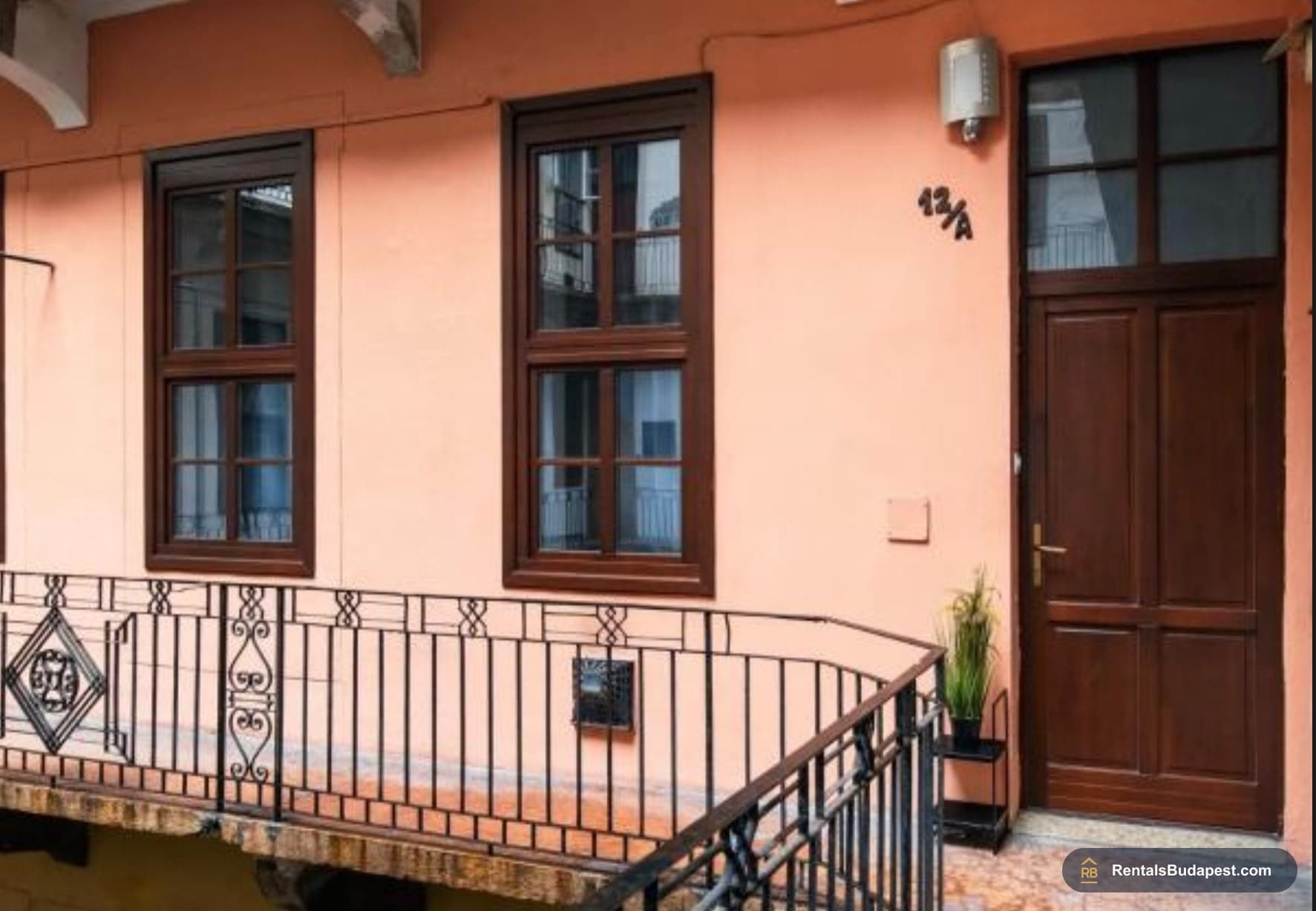 Elegant Furnished Apartment for Rent on Nádor Street – Budapest V