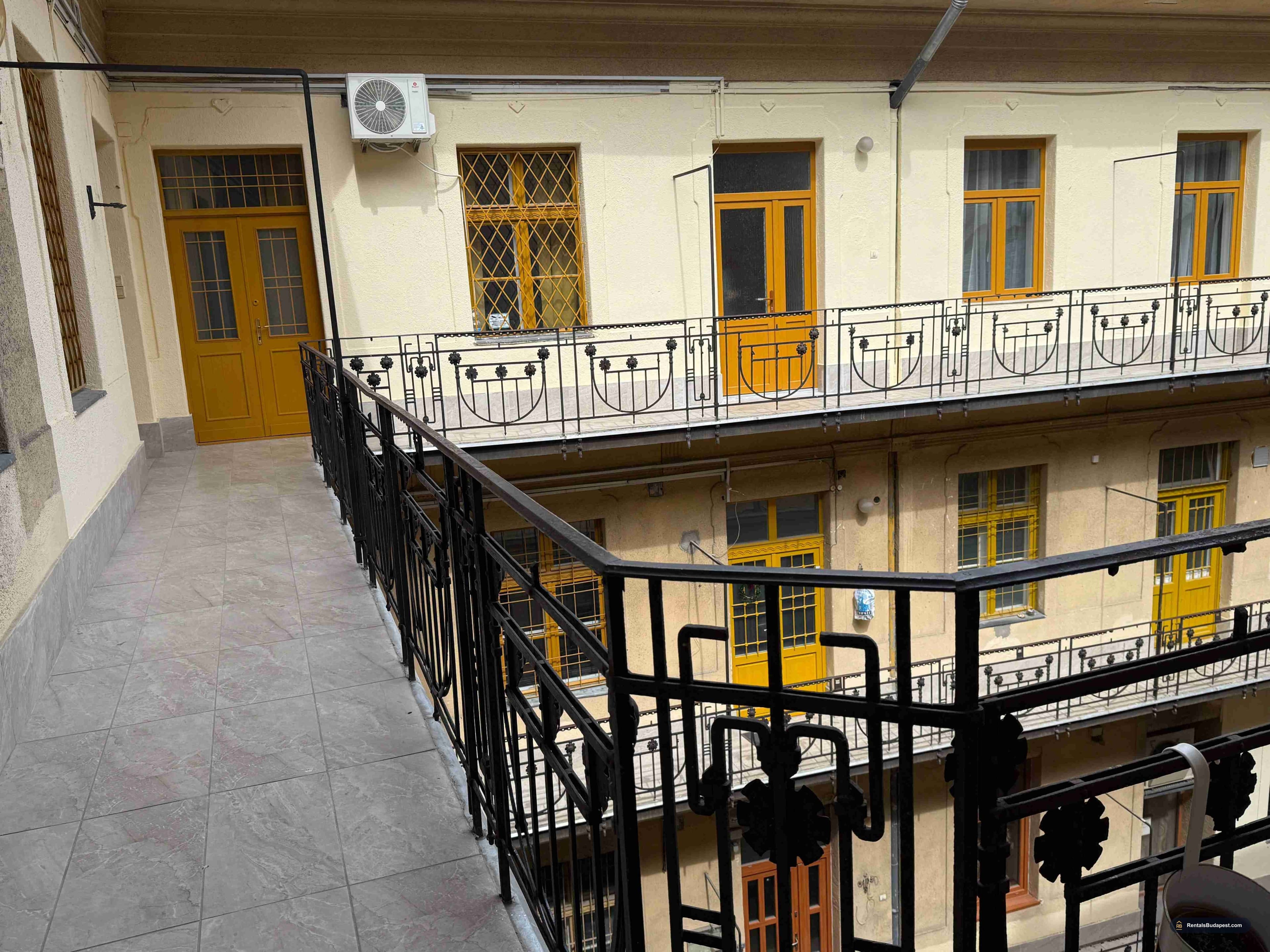 Renovated 4-Bedroom Apartment for Sale | Lónyay utca, Budapest District 9