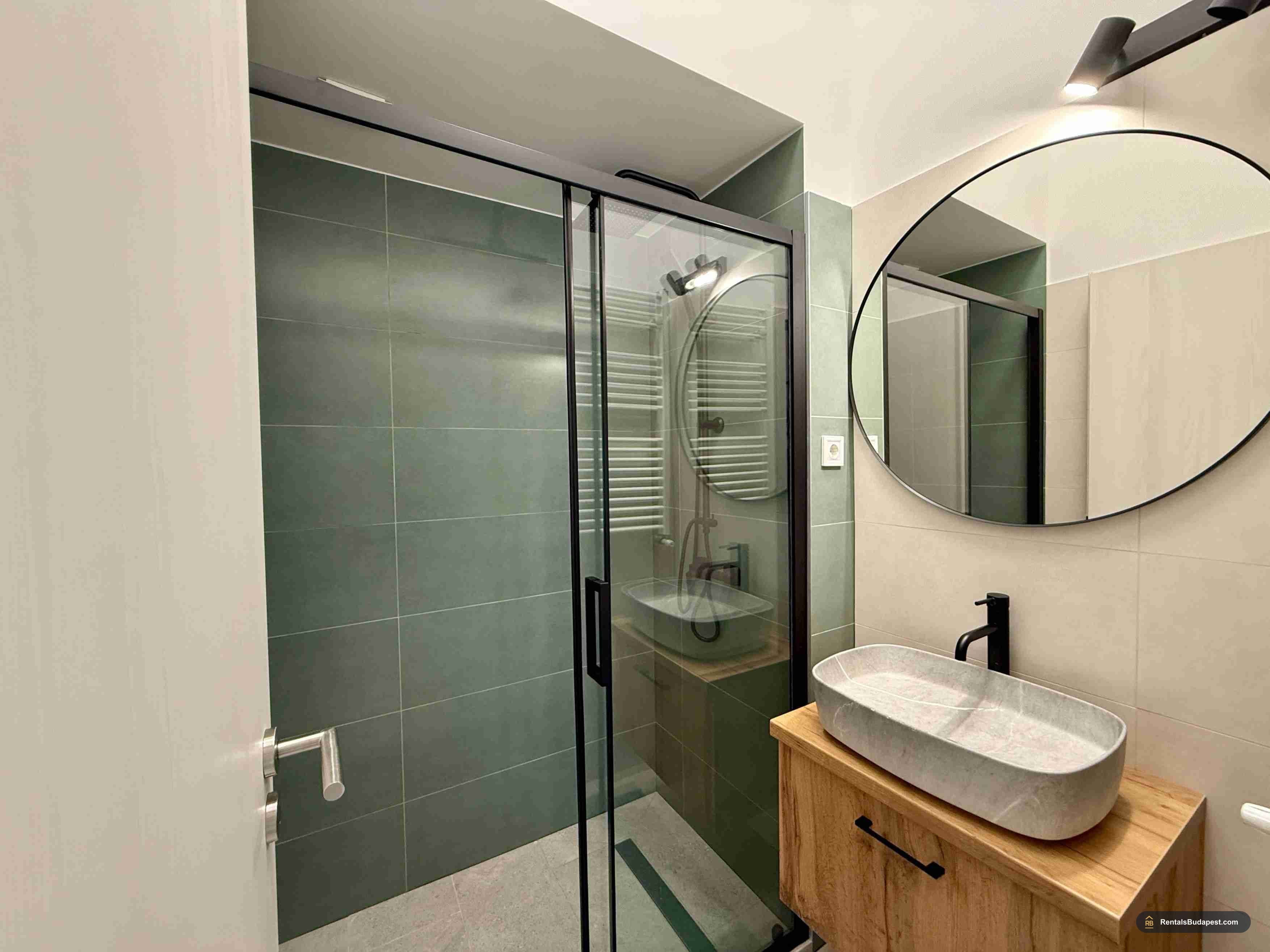 Renovated 4-Bedroom Apartment for Sale | Lónyay utca, Budapest District 9