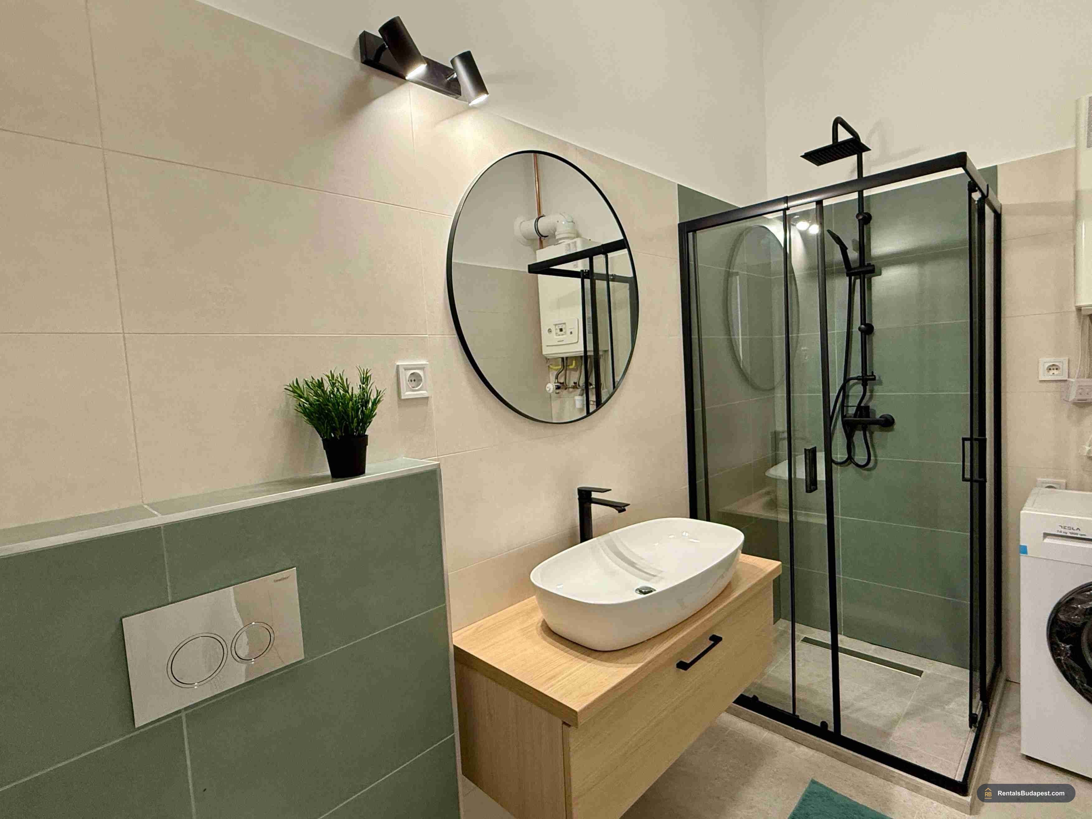 Renovated 4-Bedroom Apartment for Sale | Lónyay utca, Budapest District 9