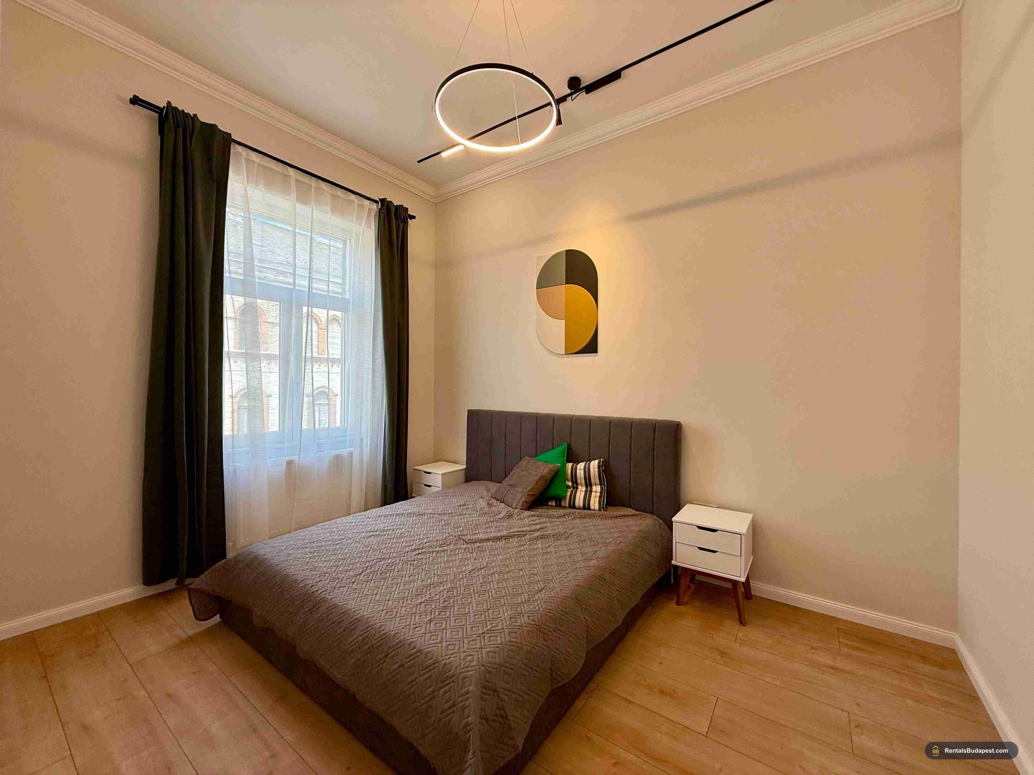 Renovated 4-Bedroom Apartment for Sale | Lónyay utca, Budapest District 9