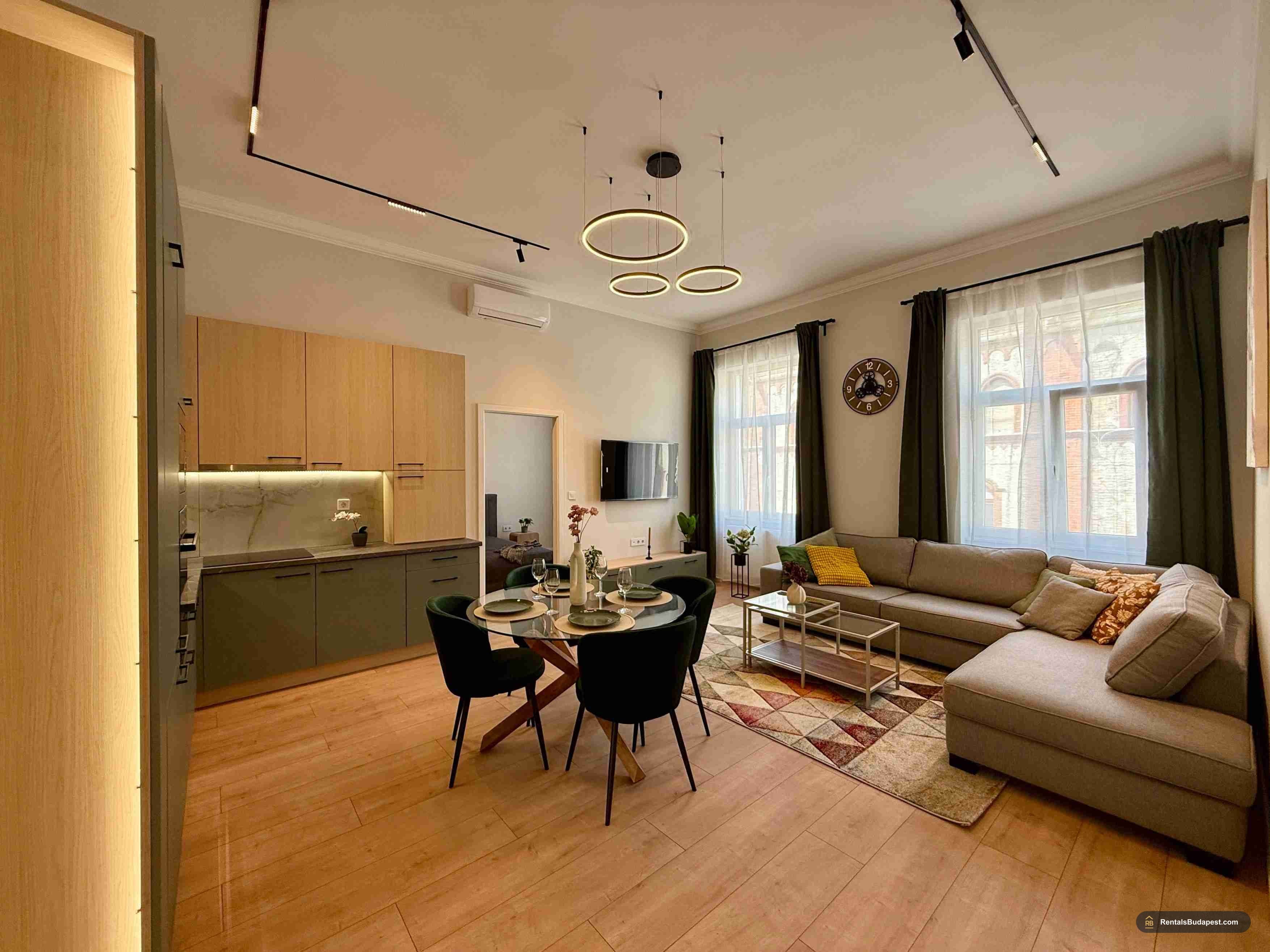 Renovated 4-Bedroom Apartment for Sale | Lónyay utca, Budapest District 9