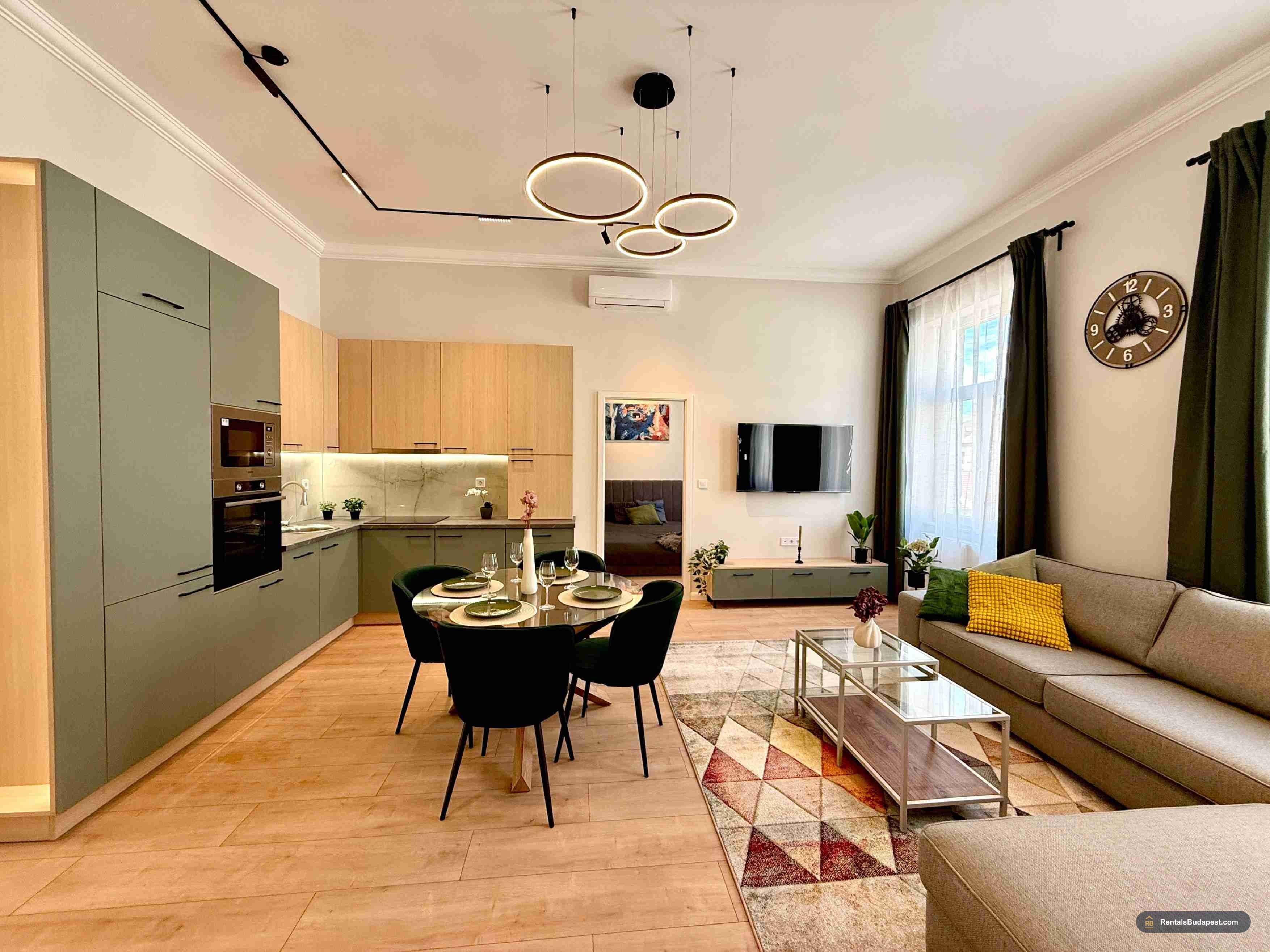 Renovated 4-Bedroom Apartment for Sale | Lónyay utca, Budapest District 9
