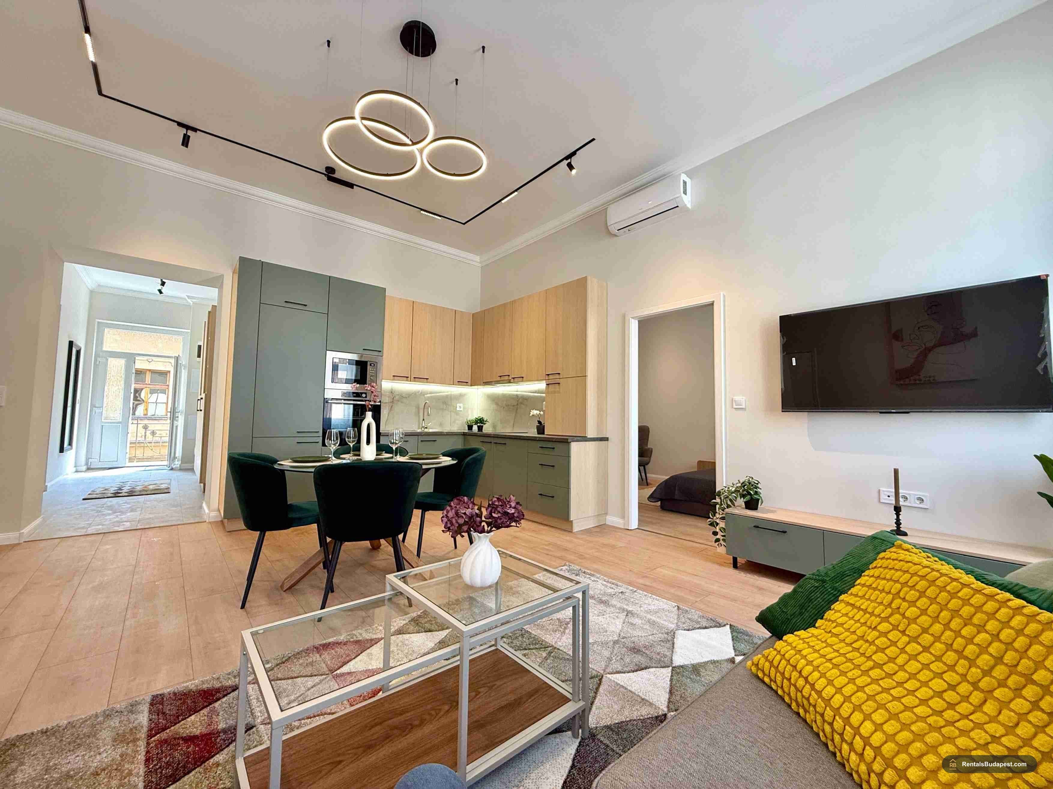Renovated 4-Bedroom Apartment for Sale | Lónyay utca, Budapest District 9
