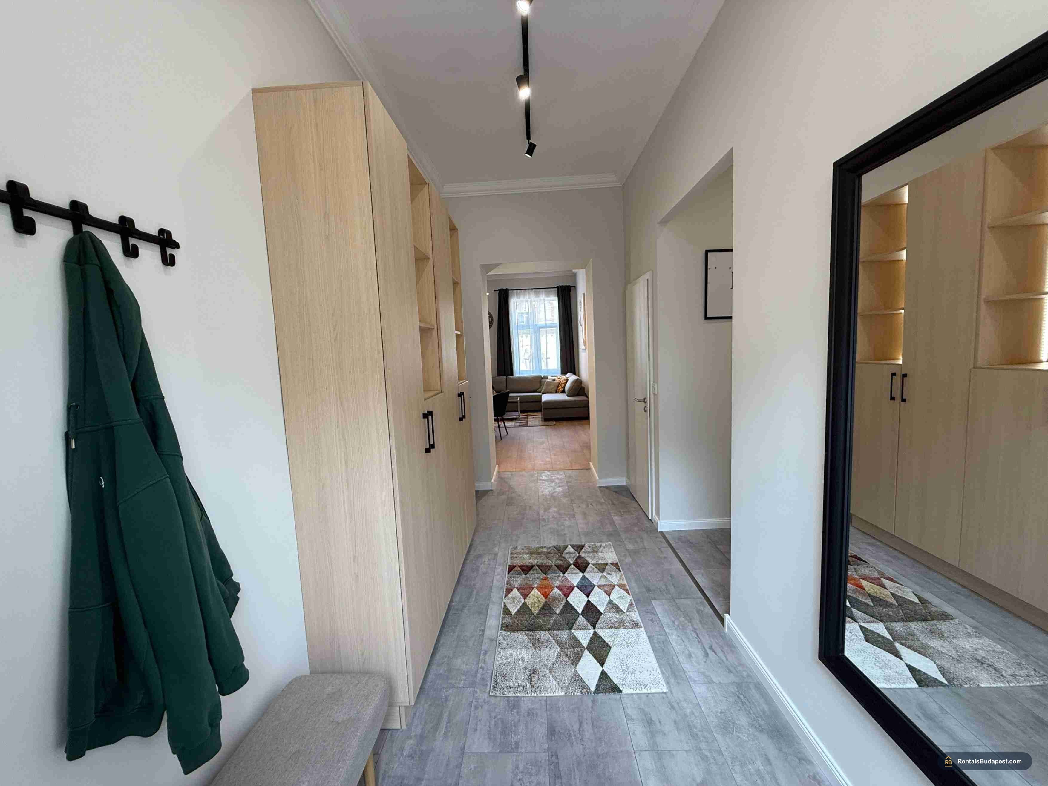Renovated 4-Bedroom Apartment for Sale | Lónyay utca, Budapest District 9