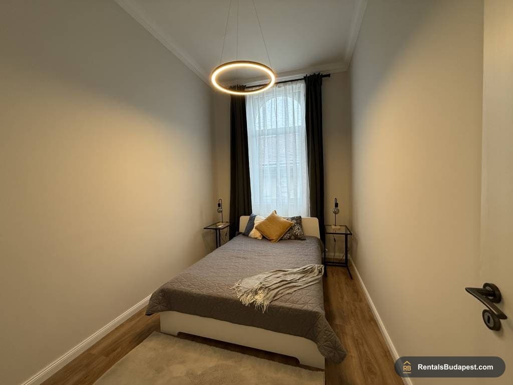 Renovated 3-Bedroom Apartment for Sale near New York Café | District 7